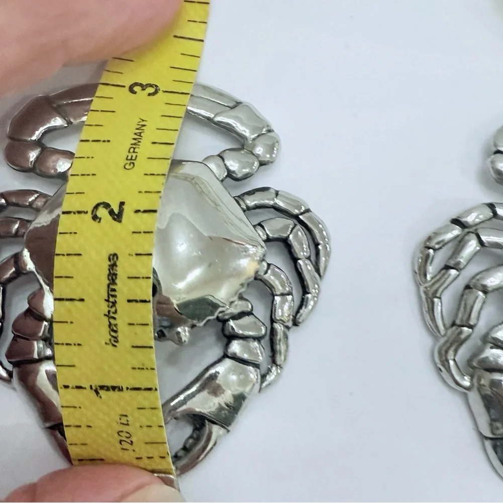Beach Crab's silver metal salt and pepper shakers